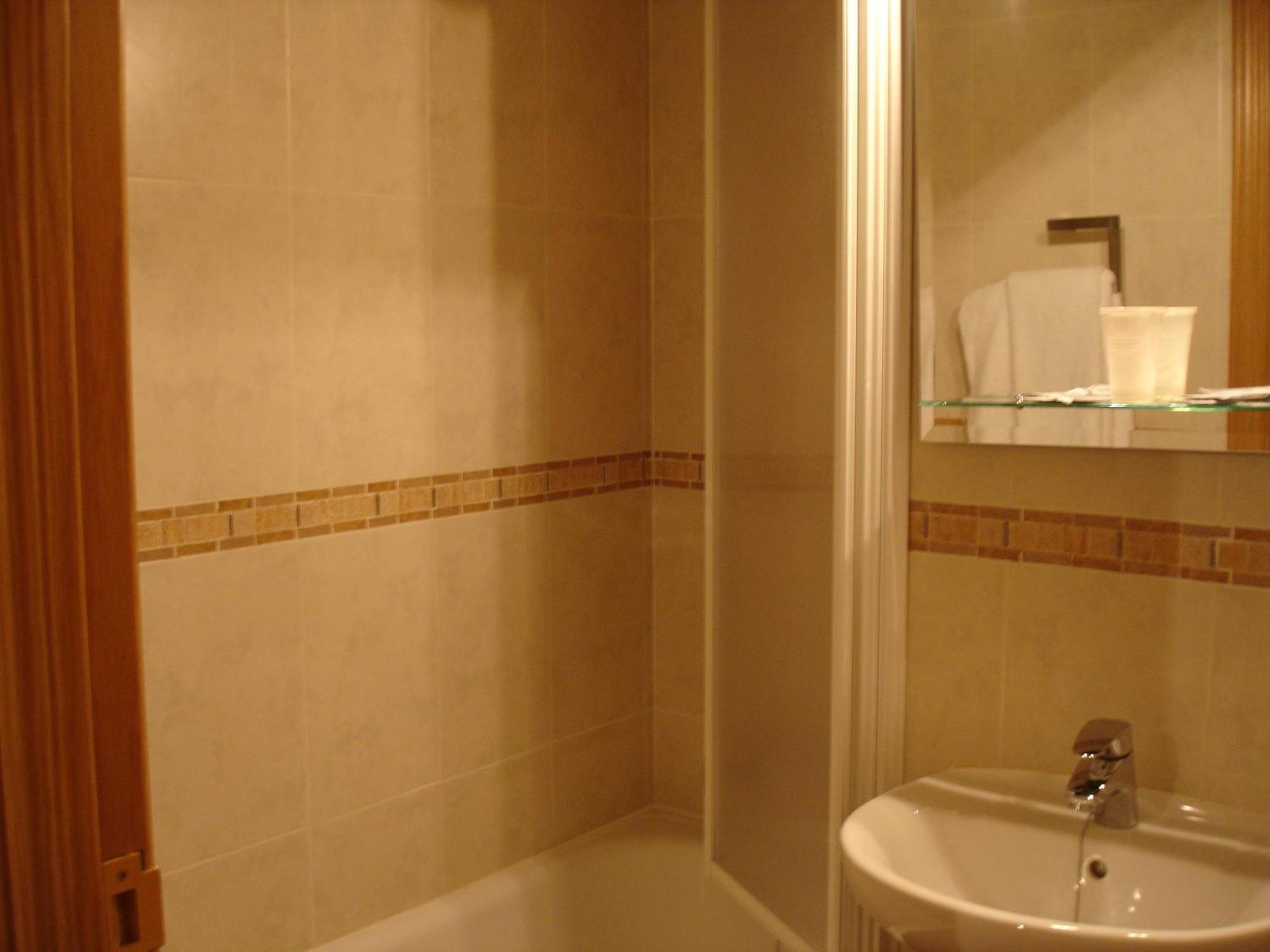 Hostal Puerta Bonita Vista Alegre Madrid Extérieur photo